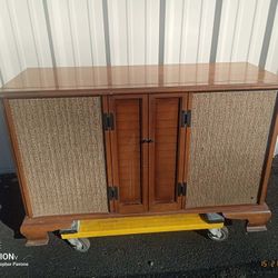 Antique RCA Victoria Tube Record Player Radio