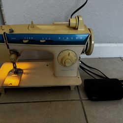 Singer 288 Sewing Machine . Used I’m Good Condition. Location West Kendall . 33194 .