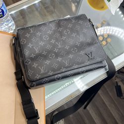Authentic Men's Louis Vuitton bag for Sale in Rancho Cucamonga, CA - OfferUp