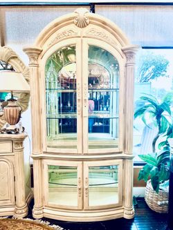 AICO By Michael Amini MONTE CARLO White Curio