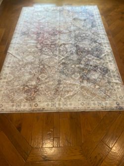 Vintage-Style Area Rug with Floral Pattern