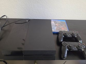 Ps4 with 2 controllers and games