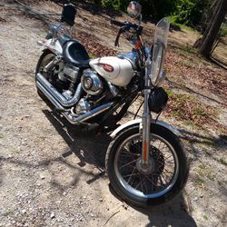 Im Selling A Harley Davidson Motorcycles Run Good Clean Title Selling For $8500