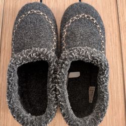 Kamik Cozy Cabin Slippers – Kids Size 1 – Warm & Comfortable