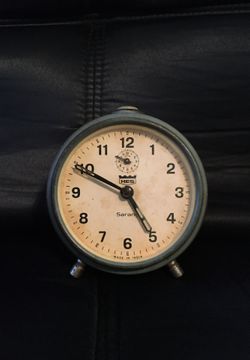 ANTIQUE TABLE CLOCK. 1950 . MANUAL WINDING.