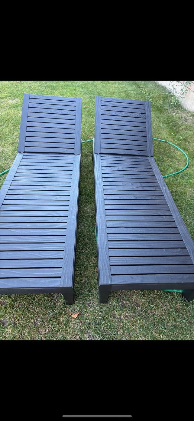 Set Of Outdoor Lounge Chairs