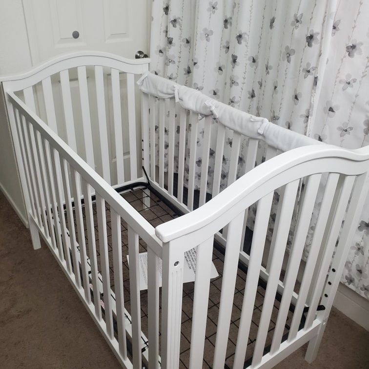 Baby Crib/ Toddler Bed