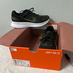 NIKE RUN SWIFT 2 NEW SIZE 8.5