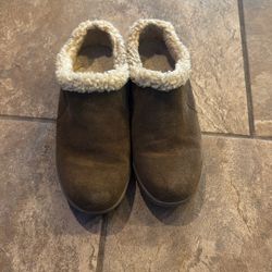 Women’s Minnetonka Slip Ons Size 9