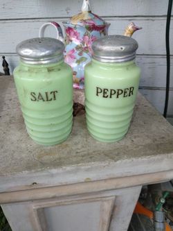 Vintage 1930s Jadeite Salt And Pepper Shaker