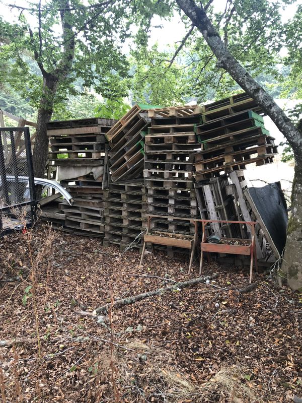 About 100 wood pallets & a ton of scrap wood for Sale in Oregon City