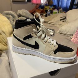 Jordan 1 Mid Barely Orange Light