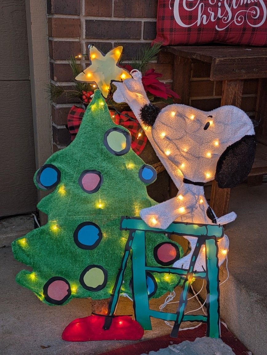 Prelit Peanuts Snoopy Outdoor Indoor Christmas Display Stand 