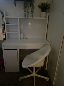 White desk with chair