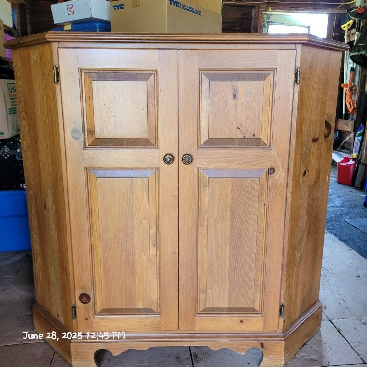 Vintage, TV Stand, Pine -tique Furniture Co. Early American Reproductions
