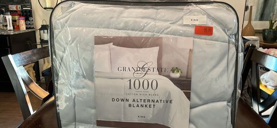 Grand Estate Hotel 1000 thread count king Down Alternative Blanket Lt Blue retails $100