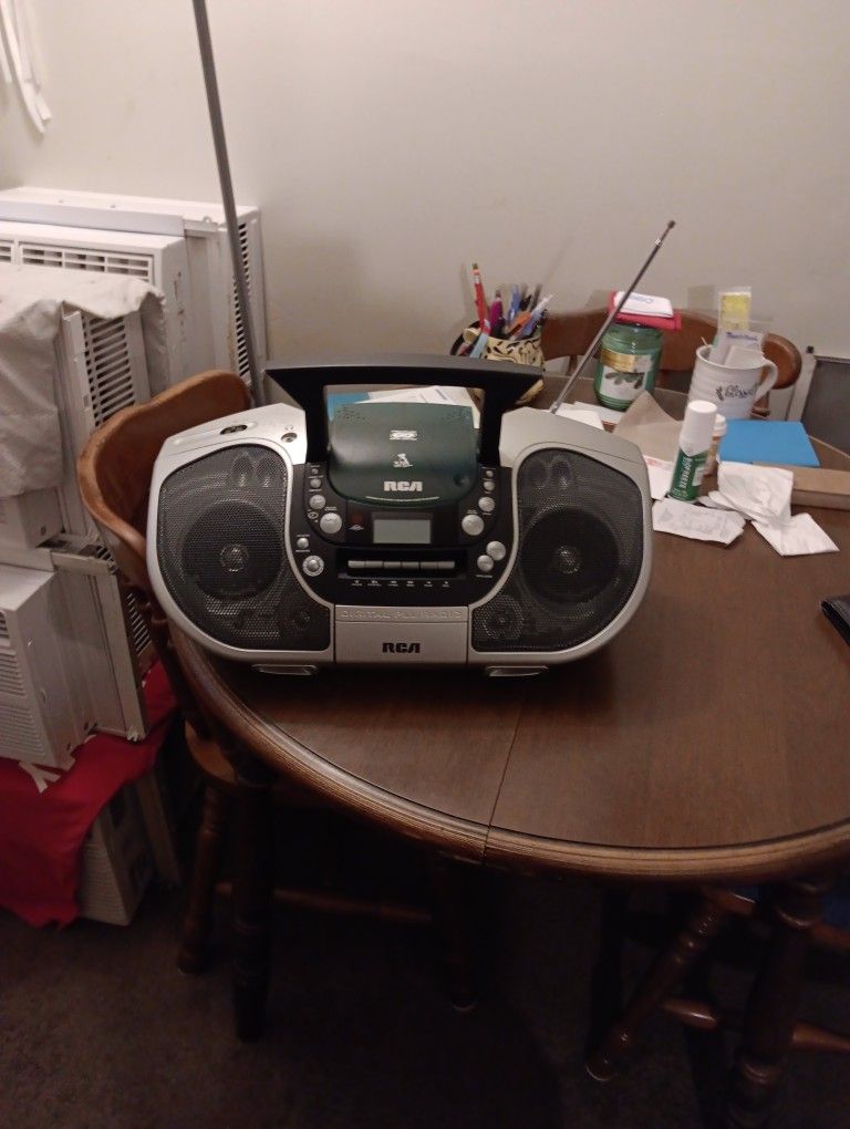 RCA BOOM BOX IN LIKE BRAND NEW CONDITION