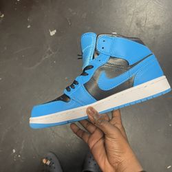 Jordan 1 Mid University Blue