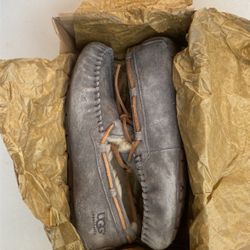 Uggs Dakota Size 6 Gray  