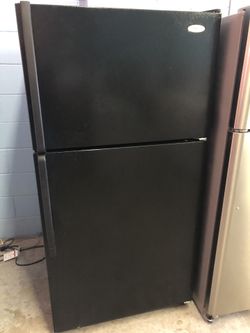 Black 22 Cubic Foot Refrigerator With Ice Maker