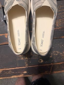Women’s size 10 camo Tom’s New