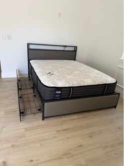 Queen bed and 4 Dwaw