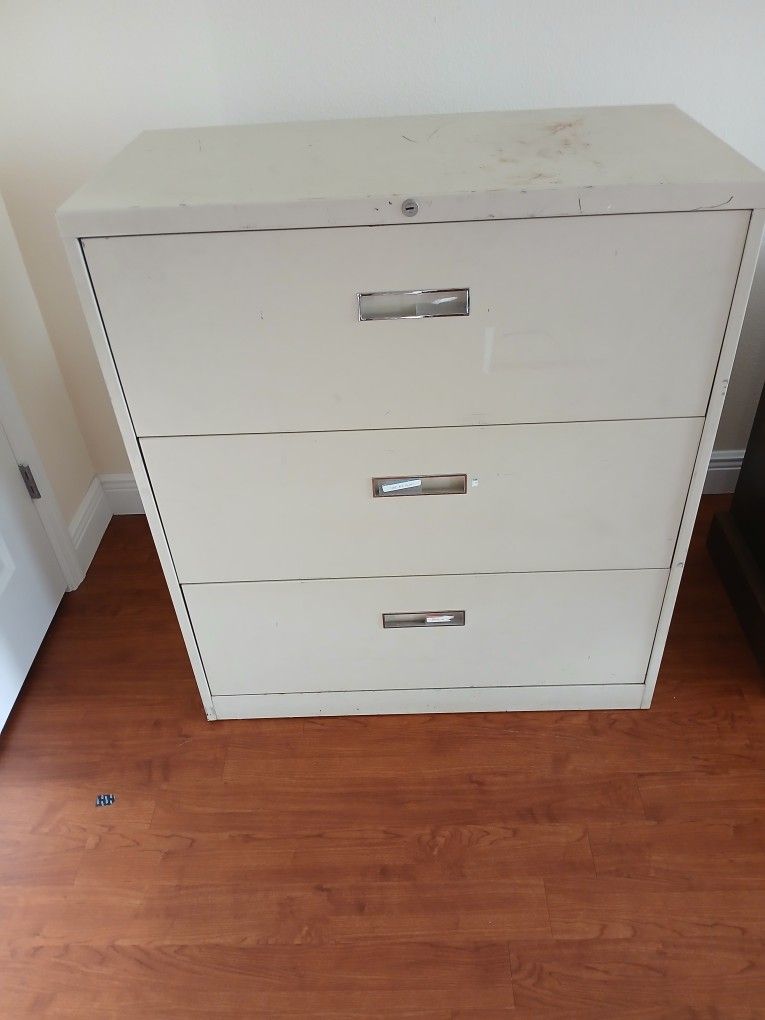 File Cabinet. 3 Drawer