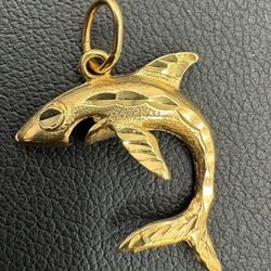 14k solid yellow gold Shark pendant charm 1.2 grams