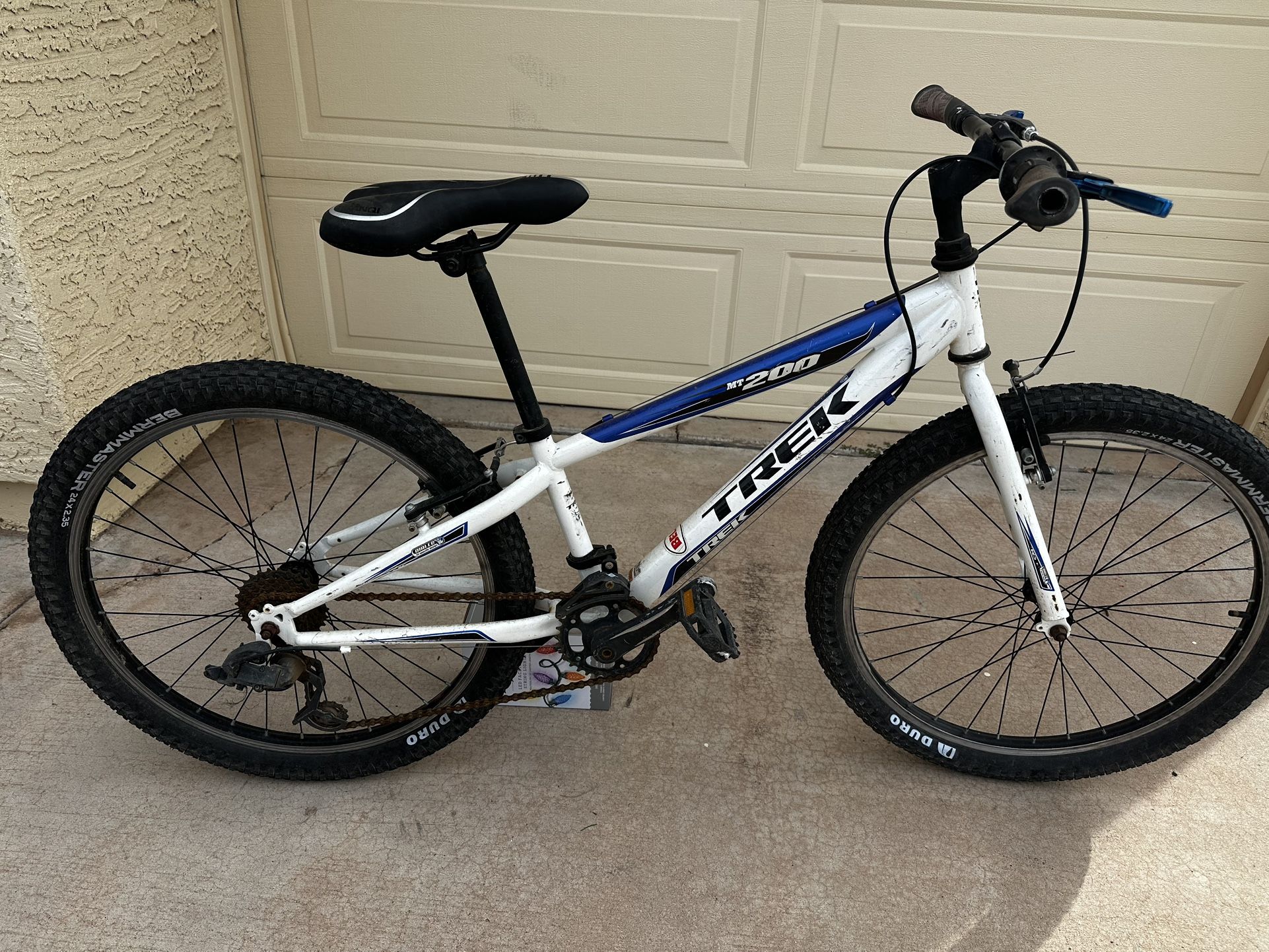 Trek Mt200 Mountain Bike 24” Wheels 