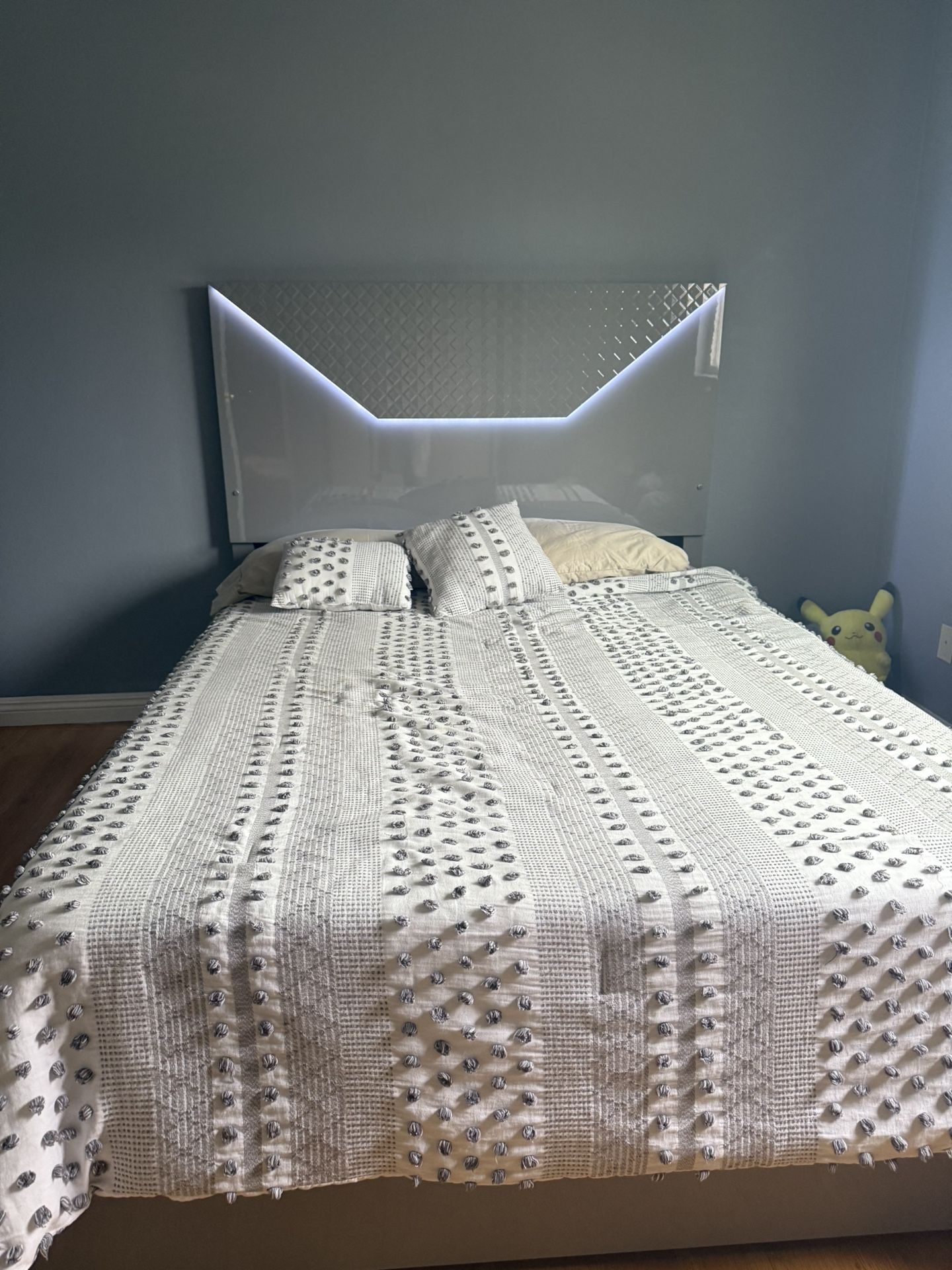 BRAND NEW QUEEN BED W/ MATRESS