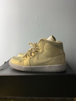 Air Jordan 1 Mid SE sneakers in a "Goose Feather Yellow mid-top size 10