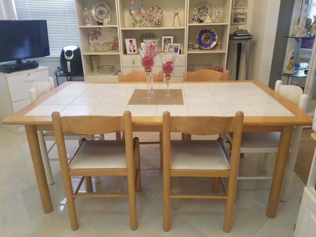 **Perfect kitchen / dining table!**