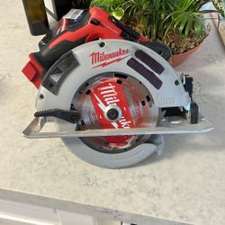 Milwaukee 7 1/4” Brushless Circular Saw