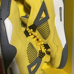 Jordan 4 Retro Lightning Size 11
