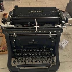 1940s Excellent condition Underwood typewriter.  Perfect to display! 