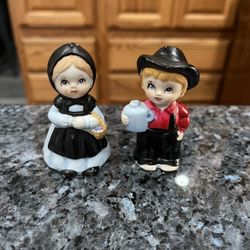 Vintage Amish Boy Girl Bisque Pair of Salt and Pepper Shakers.  Preowned on the bottom it has in sharpie P-52 was bought in a antique store 