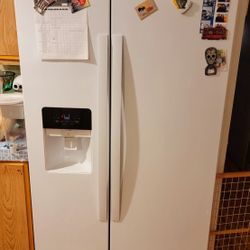 Whirlpool Refrigerator With Water / Icemaker