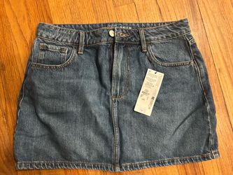 Size 12 blue denim mini skirt with pockets new with tags