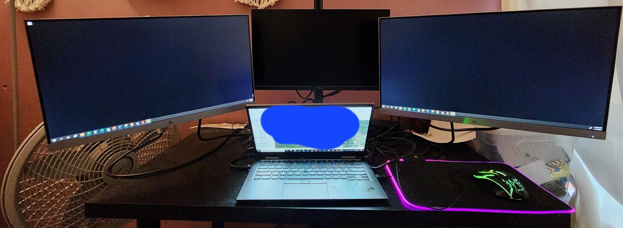 Selling 3 Monitors (2hp And 1 Dell) And Monitor Stand