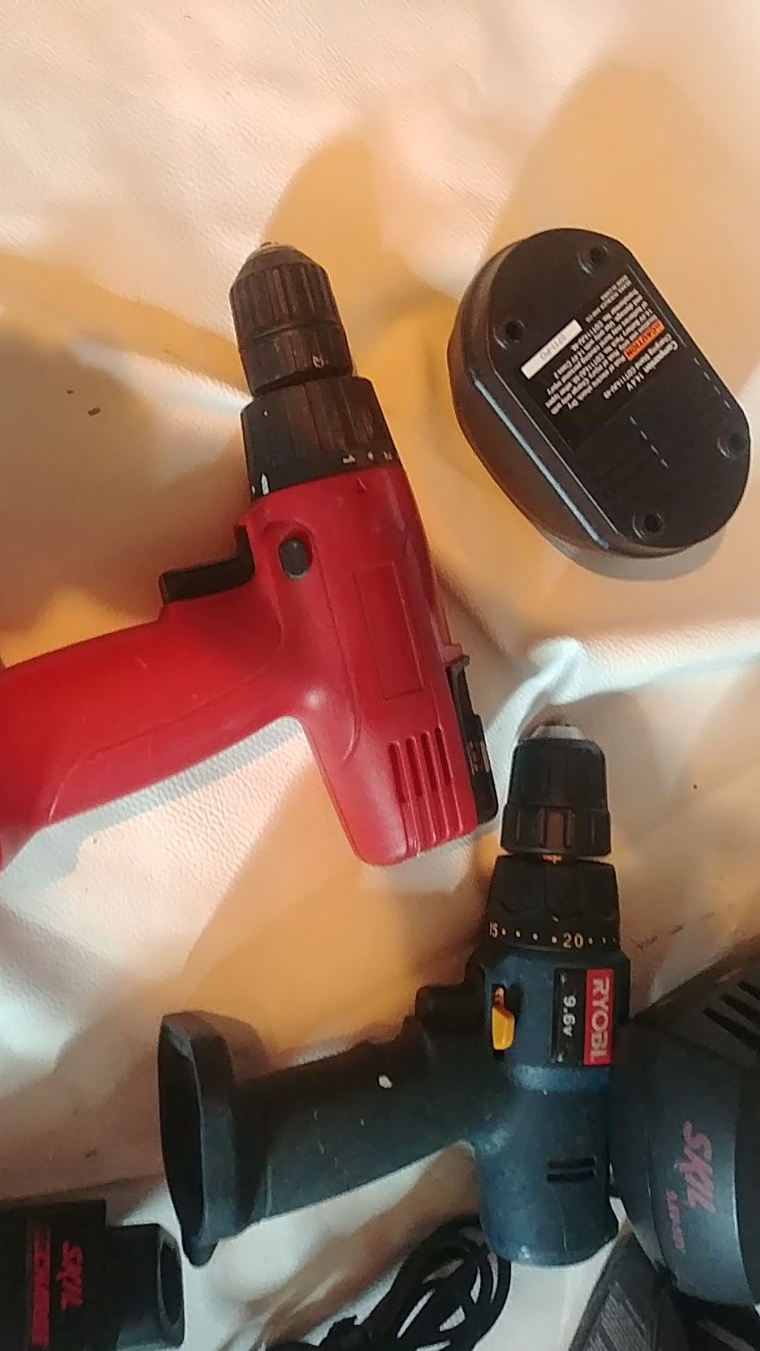 Power tools batteries and chargers