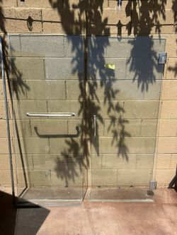 Puertas Para Baño De Vidrio 57 1/4 X68  $250