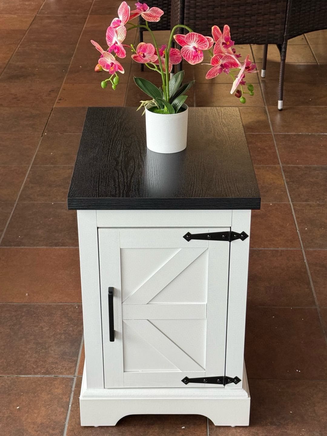 š„Special Discountš„Modern Stylish 15.75 Inch Nightstand with Barn Door and Adjustable Storage Shelf (White) š°80$
