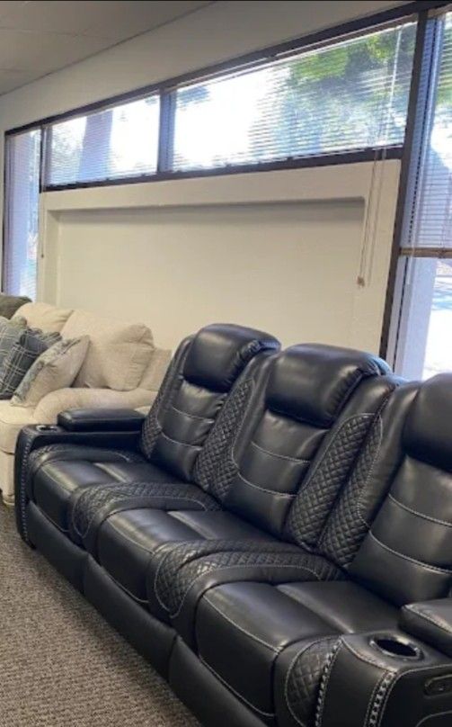 💕Party Midnight Time Power Reclining Sofa
Ashley Furniture$20 Down Payment and delivery available 