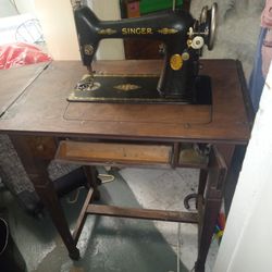 Vintage Singer Sewing Machine...Mint Condition