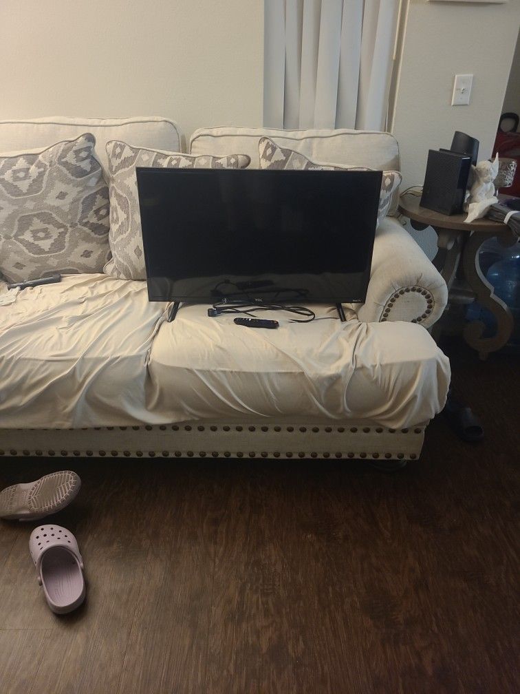 TCL Roku TV Works Fine Comes With Remote