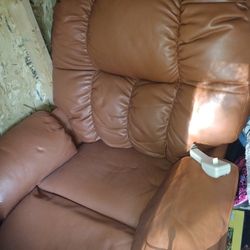 REMOTE LEATHER RECLINER 