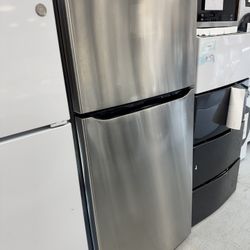 20 Cu.ft Top Freezer Refrigerator With Ice Maker