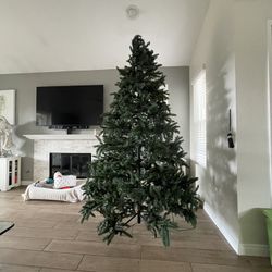 Christmas Tree Artificial 6 Foot With Stand 