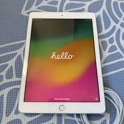 iPad 6th Gen 32gb White Front / Silver Back