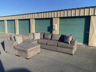 FREE DELIVERY- Living Spaces Sectional Couch !
